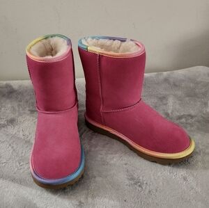 UGG Girls' Classic II Boots  Size: 3 Color: Fuchsia Pink w/ Rainbow Piping
